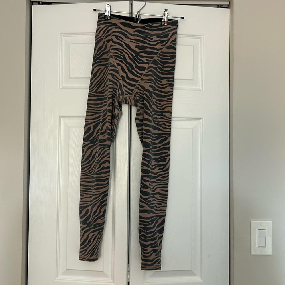 Adam Selman Sport ASS size S French Cut Legging tiger striped sand and black - Picture 3 of 5